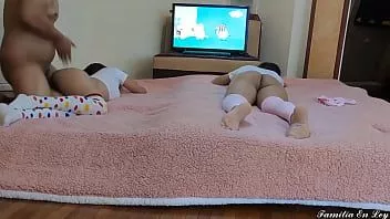 play Minhas duas sobrinhas gêmeas assistindo quadrinhos peppa pig parte 2 - tio pervertido se aproveita de sua sobrinha inocente enfiando seu pau em sua bunda anal