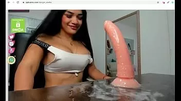 Abspielen Diese Dame spuckt auf ihre Titten und ihren Dildo