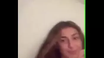 Redare Fată franceză care își arată sânile pe periscop