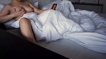 Jouer Babe aux gros seins commence sa matinée avec le porno de leolulu