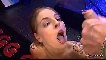 Reproducir La sexy adolescente tatuada bibi gime traga semen