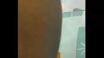 Jouer Sensuelle belle ado ébène africaine a besoin de jouer avec sa chatte non rasée