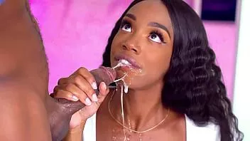 Jouer Une ado noire chaude donne un bj bâclé à son demi-frère noir - porno ébène