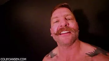 Jouer Le beau étalon colby jansen branle sa bite en érection et jouit