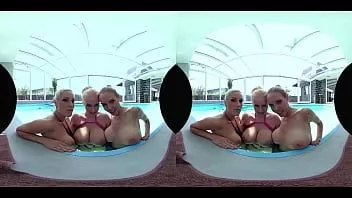 Jouer 3 salopes aux gros seins de beauté piscine ensemble dans une pièce
