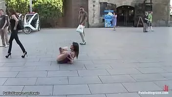 চালান লিটল স্লাট পাবলিক প্লেসে fucked