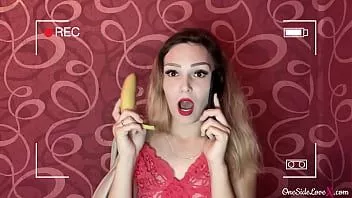 تشغيل أمرت شقراء وحيدا ديك كبيرة من متجر الجنس وامتصه إلى شاعر المليون في الفم