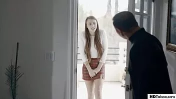 Jouer Une adolescente avec des envies le fait analement avec le prêtre - gia derza