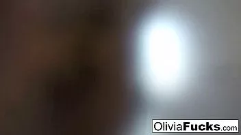 Oynat Deldi olivia uzun bir günün ardından yıkanır