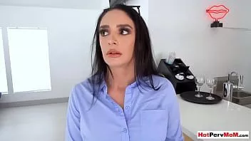 Redare Mama vitregă milf cu sânii mari, Sheena Ryder, se masturbează pentru a obține niște bani