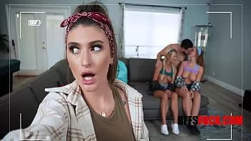 Reproducir Los adolescentes se arrodillan y atienden a este semental caliente