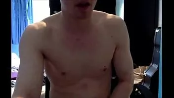 Putar Webcam rumah sendirian membelai penis putihnya yang besar