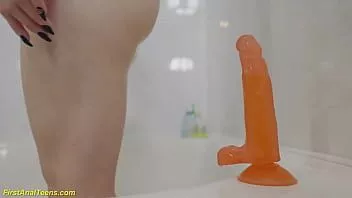 Afspelen Diepe anus oprekken met een grote dildo