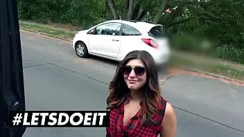 Jouer Letsdoeit - (kookie ryan, july johnson) - une salope aux gros seins se fait étirer par une énorme bbc dans la voiture