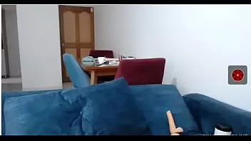 Jouer Incroyable colombienne helen joue la chatte et montre les seins