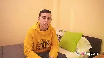play Enfin, un club de milf aide un jeune mec bien membré à baiser