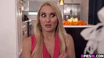 play Três meninas e dois homens fazem sexo na cozinha