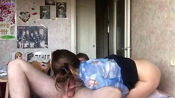 Jouer Elle adore sucer les couilles et le trou du cul