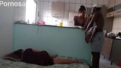 تشغيل بينما زوجتي تحارب معي، أنا يمارس الجنس مع صديقتها الشقراء من الخلف