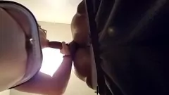 Abspielen Dicke Brünette in Korsett-Dessous lutscht Schwänze und benutzt einen Dildo in einer sexy Sexting-Zusammenstellung