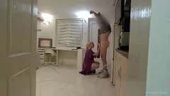 play Teslimatçı Çiçeklerle Döndükten Sonra Sakso Alır