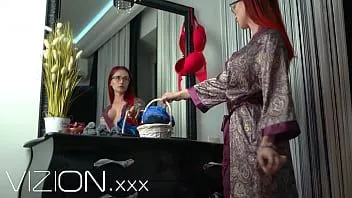 Играть Vizion Rayana трахает пальцами нижнее белье и дрочит киску перед зеркалом