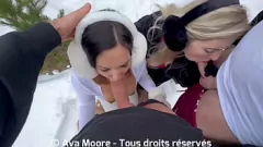 play Trio enneigé: les milfs amateurs blonds et brunes donnent des bjs profonds et remplis de sperme
