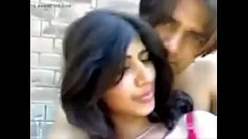 play Indiaas meisje mushkan romantiek door haar minnaar in gele salwar