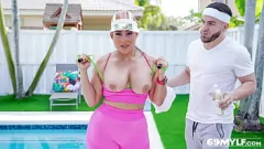 再生 Carmela ClutchのCreampie Finishを備えた激しい大きなお尻のトレーニング