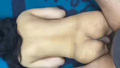 再生 Hot Indian Milfは、親密なお尻マッサージの後に大きなペニスを搾り取る