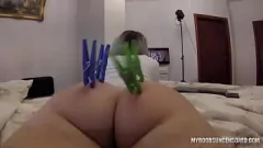Играть Pov Ass играет с интенсивной шлепой и колышками для одежды