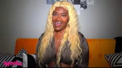 Играть BBW Ebony Goddess соблазняет интервьюера на уютно -желтом диване