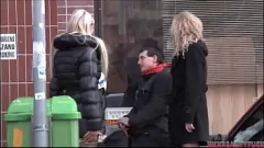 Odtwórz Zobacz, jak ta długowłosa blond gwiazda porno dominuje nieśmiałego amatora z małym kutasem w scenie publicznej