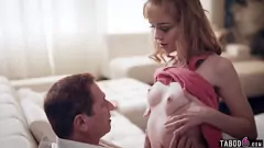 Odtwórz Niegrzeczna 19-letnia studentka Aliya Brynn zostaje wylizana i ostro wyruchana w cipkę, aby uzyskać lepsze oceny w tym hardcorowym nastoletnim porno