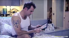 Reproducir La explosiva rubia Jessa Rhodes con tatuajes y grandes tetas operadas seduce a papá después de follar a su hijastra en este salvaje porno al estilo perrito