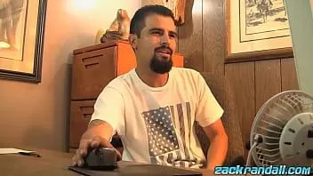 Reproduzir Pau amador barbudo e barbudo assiste pornografia enquanto se sacode